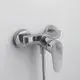 Chromene Wandarmatur von Ideal Standard mit einem Bedienhebel zur Regulierung des Wasserdurchflusses, montiert an einer hellen Wand.